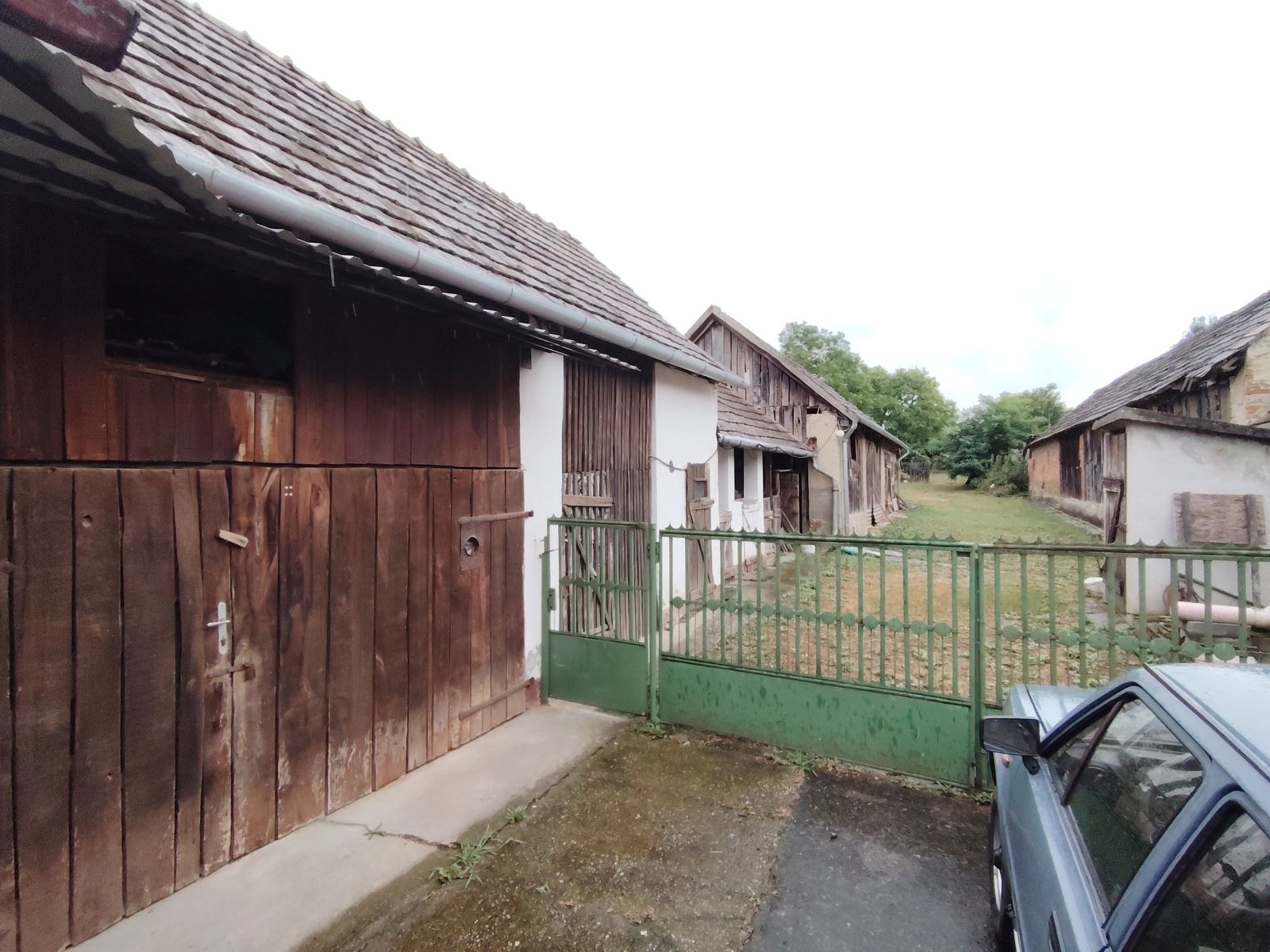 Encantador conjunto de granja con potencial de desarrollo - Granero rústico con edificaciones auxiliares y el encanto del campo!