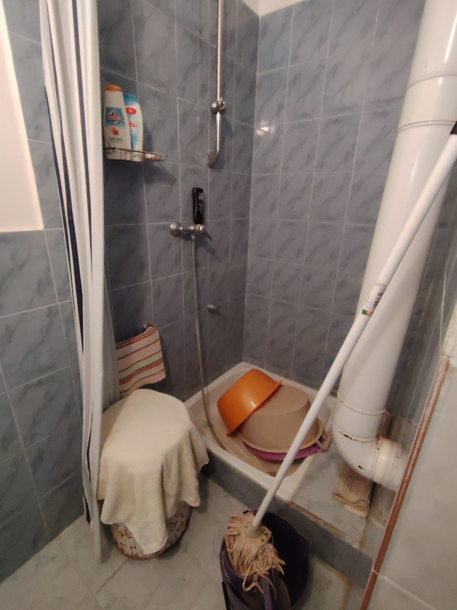 Cabina de ducha práctica con estantería inteligente y opciones de almacenamiento integradas