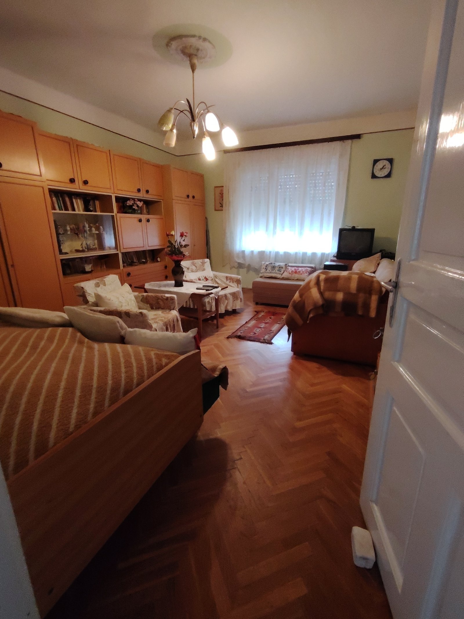 Encantadora sala de estar con elegidos paneles de madera y almacenamiento integrado - ¡Tu nuevo hogar con factor de bienestar!