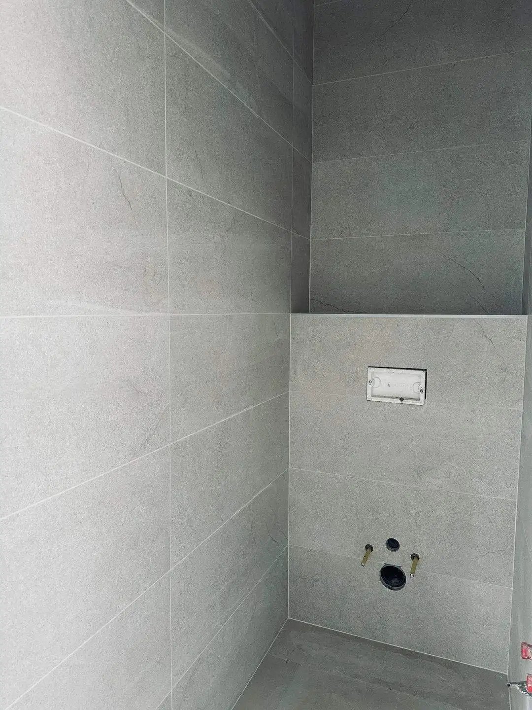 Oasis exclusiva de bienestar: ducha de azulejos de alta calidad con diseño moderno en la pared y tecnología de instalación inteligente