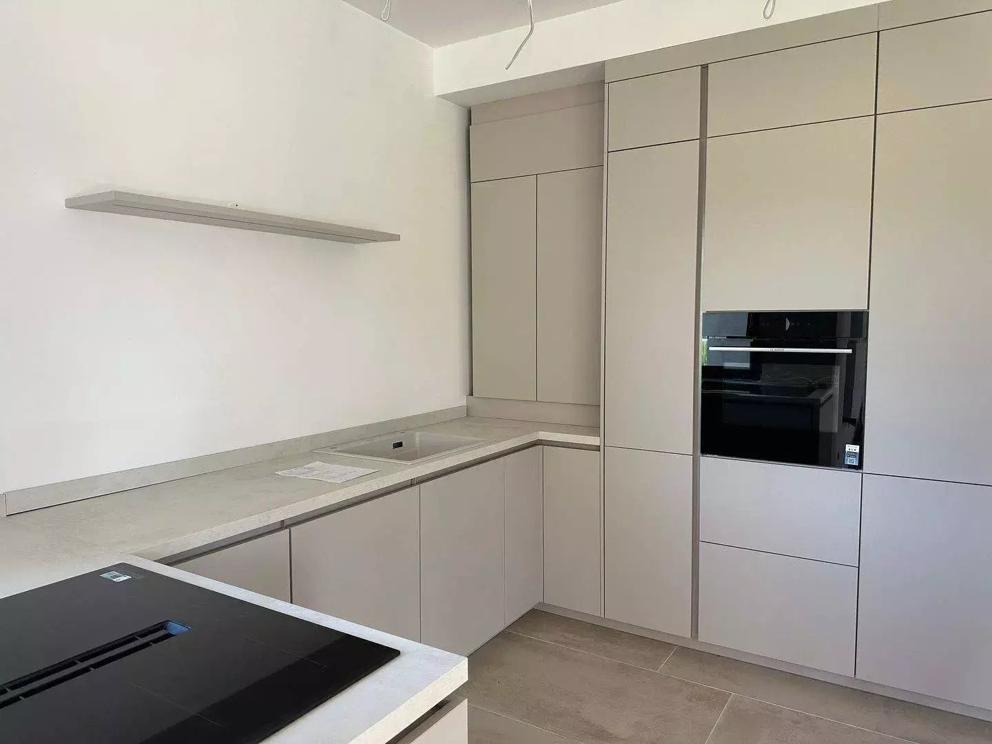 Cocina moderna con electrodomésticos integrados de forma impecable y un uso inteligente del espacio