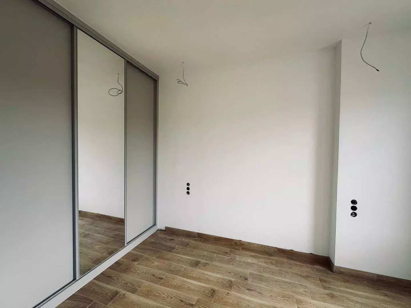 Confort total: armario empotrado espacioso con puertas de espejo y parquet de madera de alta calidad - ¡tu nuevo hogar te espera!