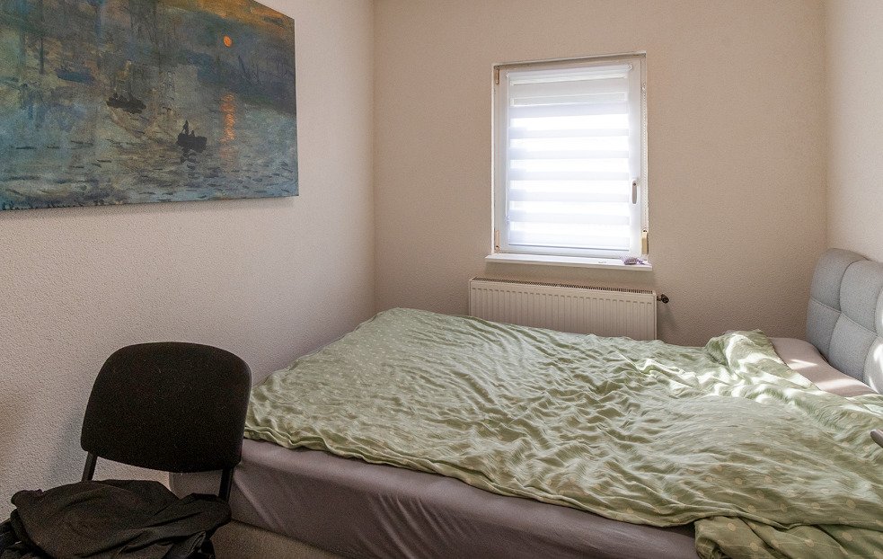 Habitación luminosa con ventana grande y sistema de calefacción integrado