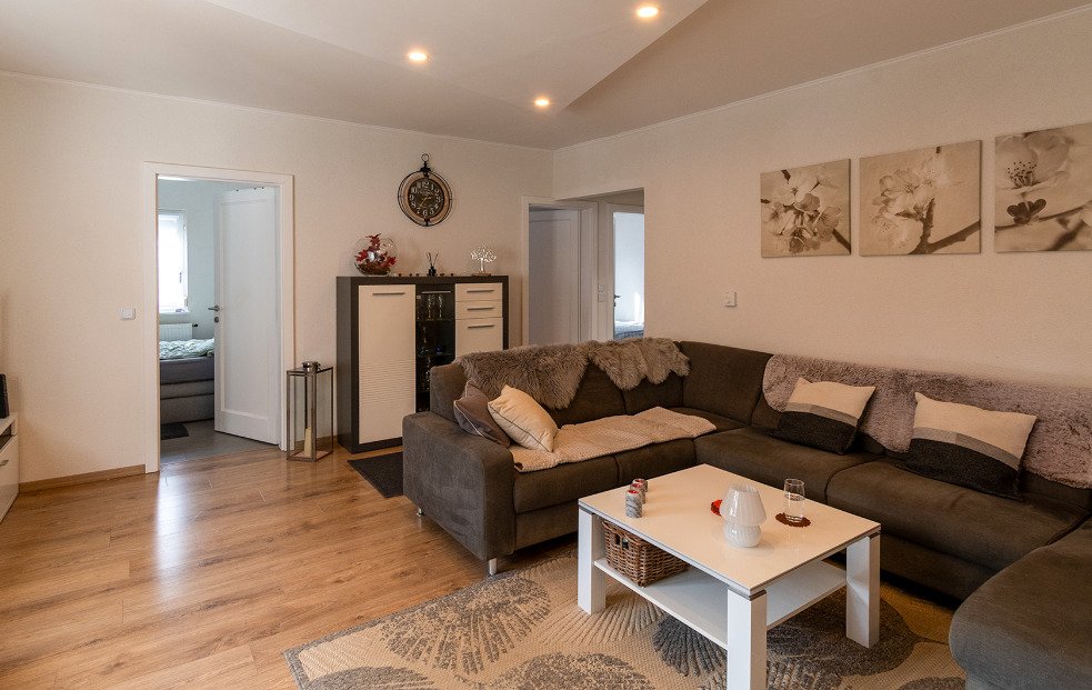 Salón con diseño de espacio abierto y acceso directo a la zona de dormir y habitaciones auxiliares