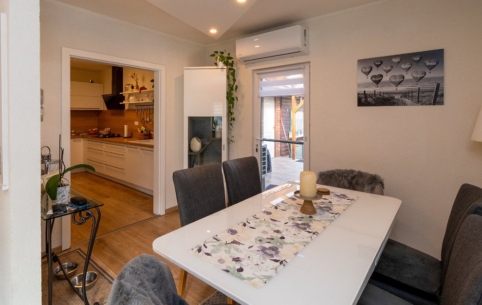 Amplio salón y comedor con acceso directo a la terraza y aire acondicionado moderno