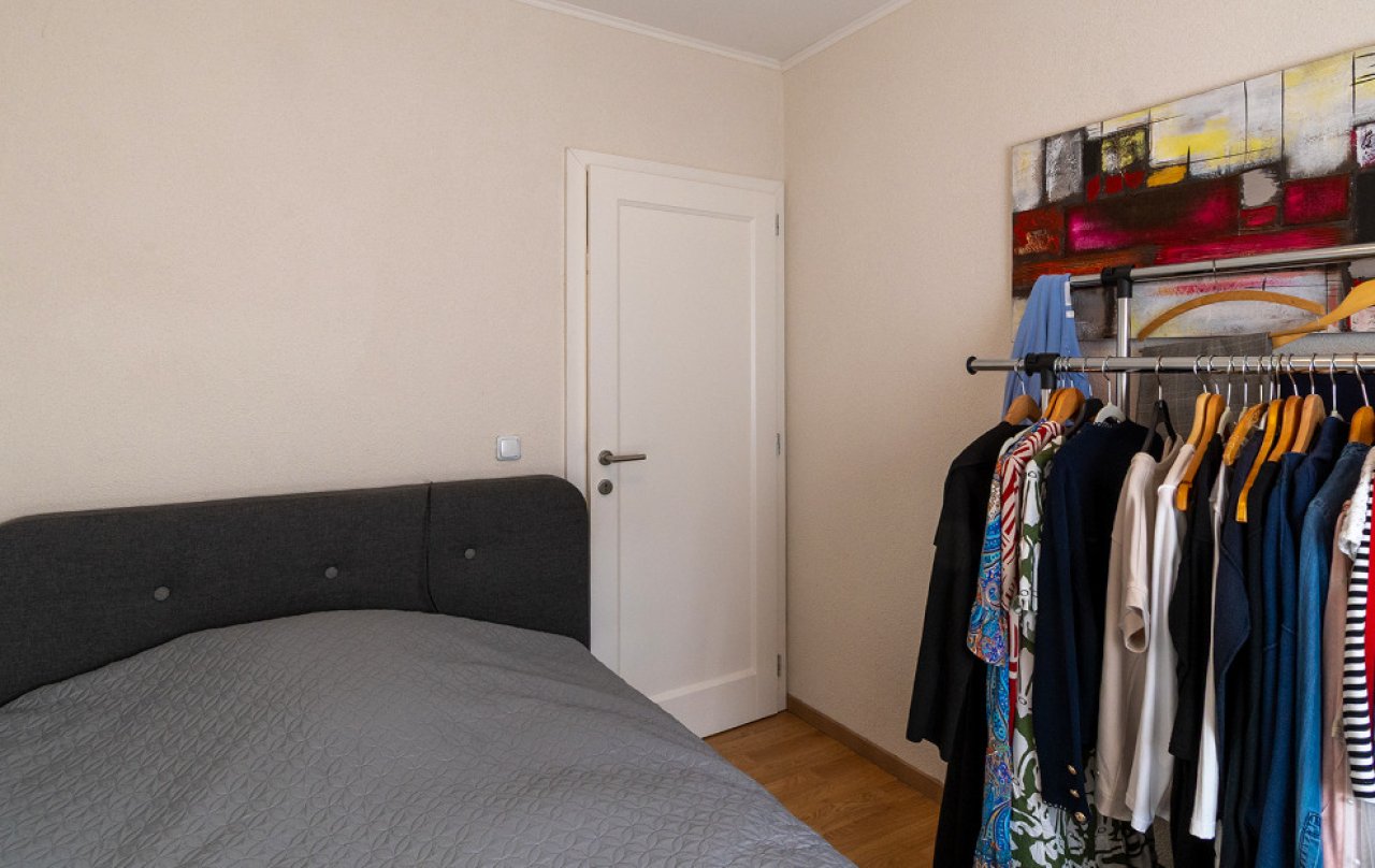 Habitación cómoda con vestidor integrado y solución práctica para guardar ropa Habitación cómoda con vestidor integrado y solución práctica para guardar ropa