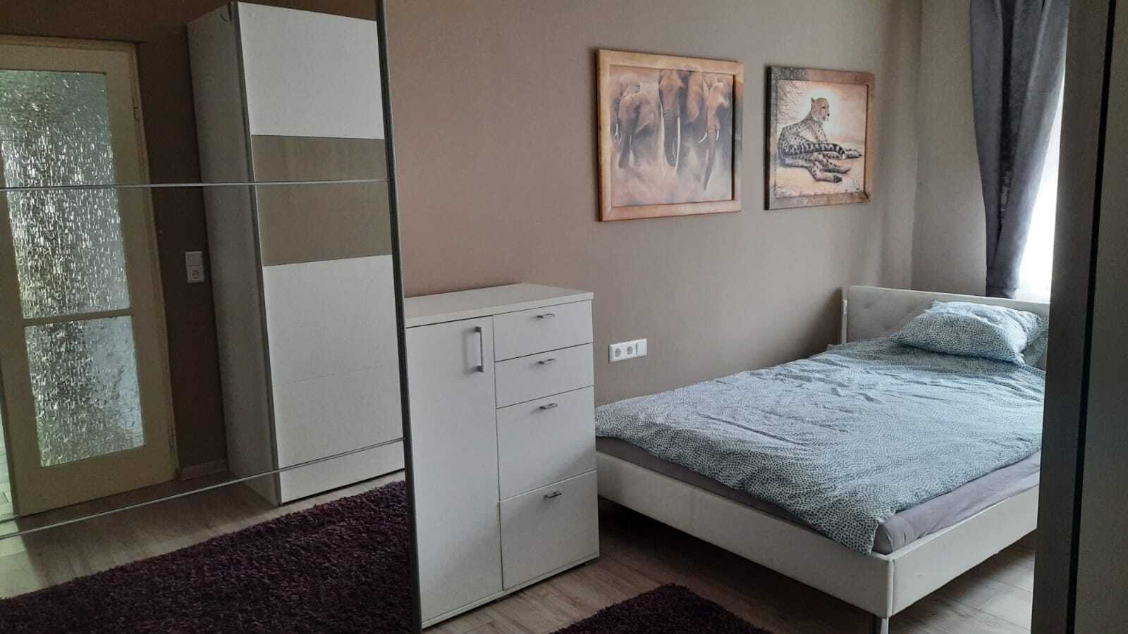 Habitación cómoda con solución inteligente para armario empotrado y distribución óptima del espacio