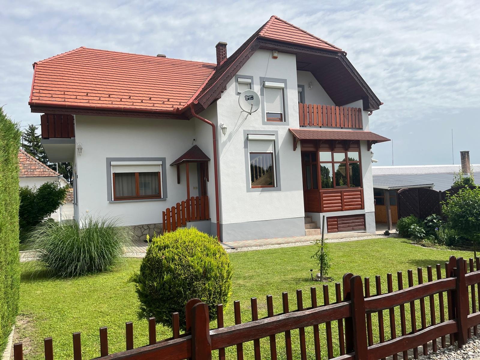 bei Héviz: (AAAB) Asztalosműhely a Balatonon teljes rendelési könyvekkel, lakóépülettel 