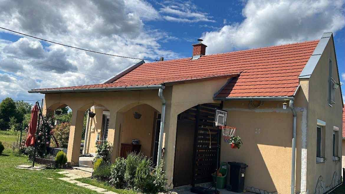 Miháld: Stílusos családi ház – Csendes, bájos környezetben élni (AAA) 