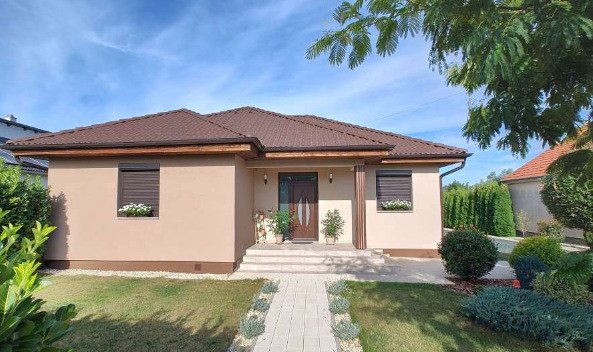 Ják: Modern bungaló dupla garázzsal Jákon 
