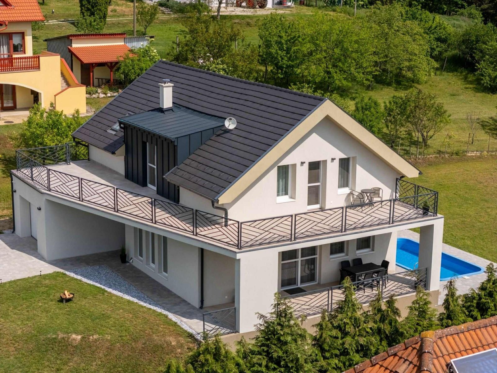 Cserszegtomaj: Exkluzív villa medencével, panorámás kilátással és modern építészettel 