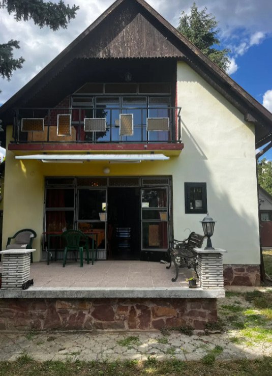 Ábrahámhegy: Kétszintes hétvégi ház Ábrahámhegy: Kétszintes hétvégi ház