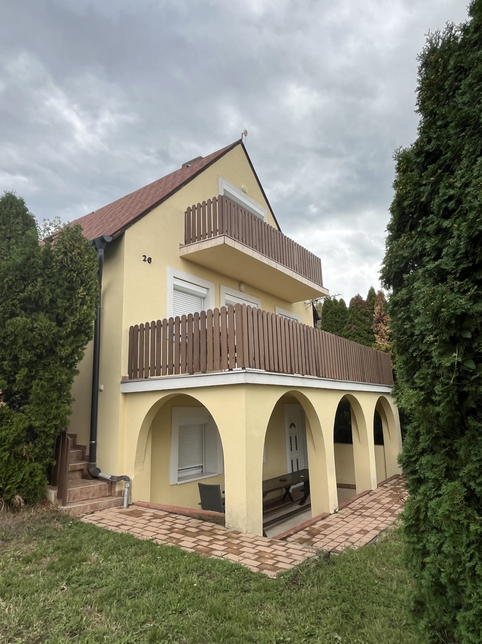 Vonyarcvashegy: Családi ház csendes környéken, panorámás kilátással a balatoni partra 