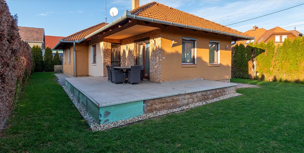 Gyenesdiás: (AAA) Kiváló minőségű építésű bungaló a Balaton északi partján 