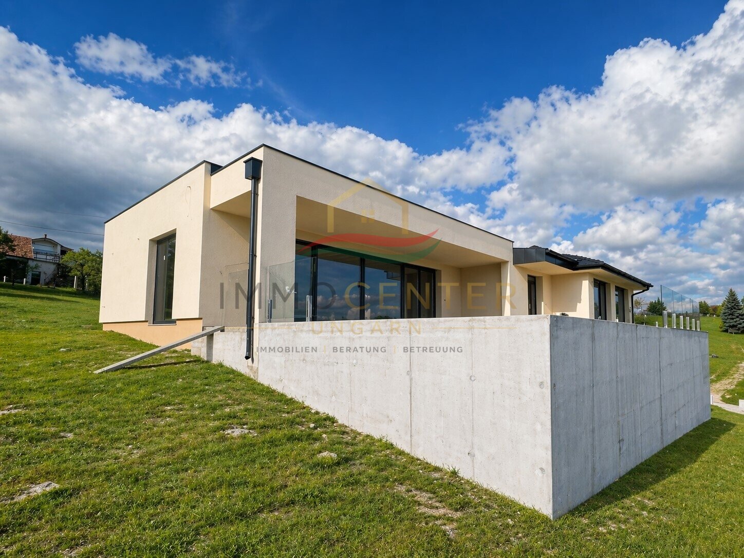 Luxus ingatlan panorámás kilátással a balatoni partra