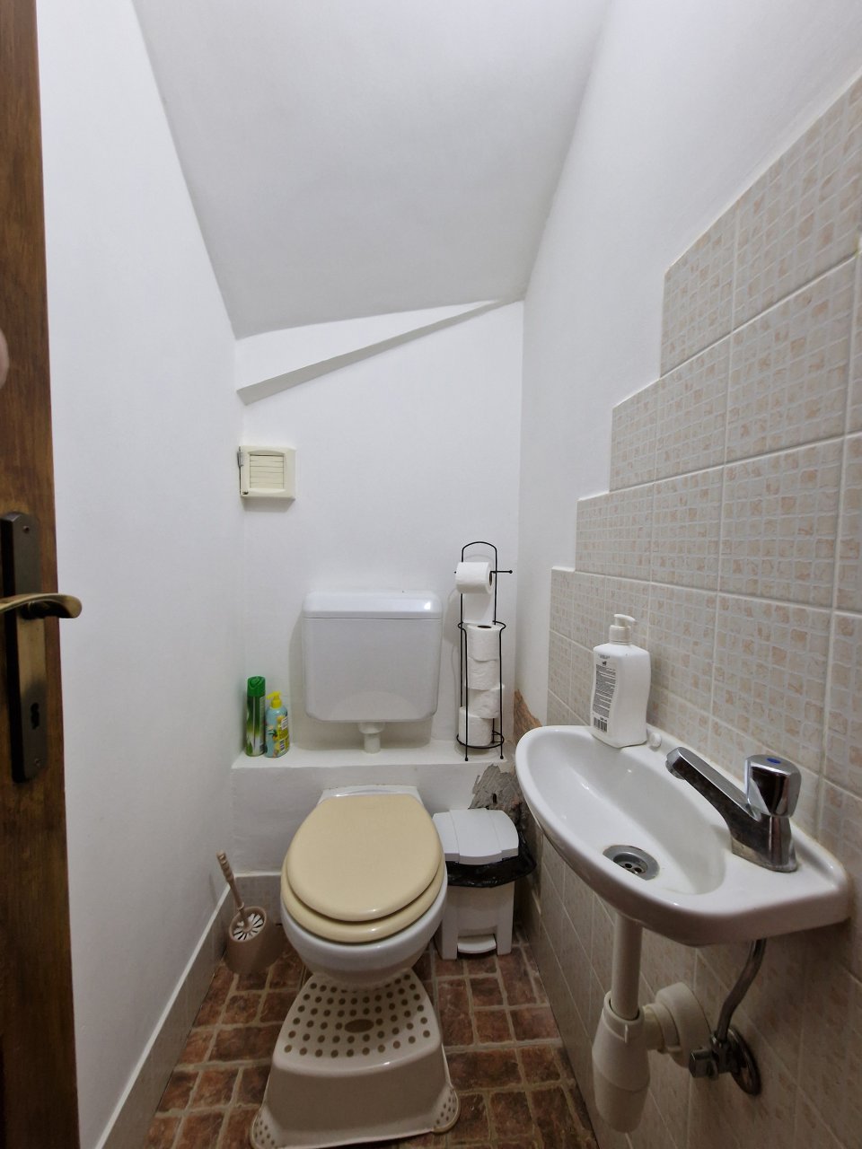 Vendég WC a földszinten