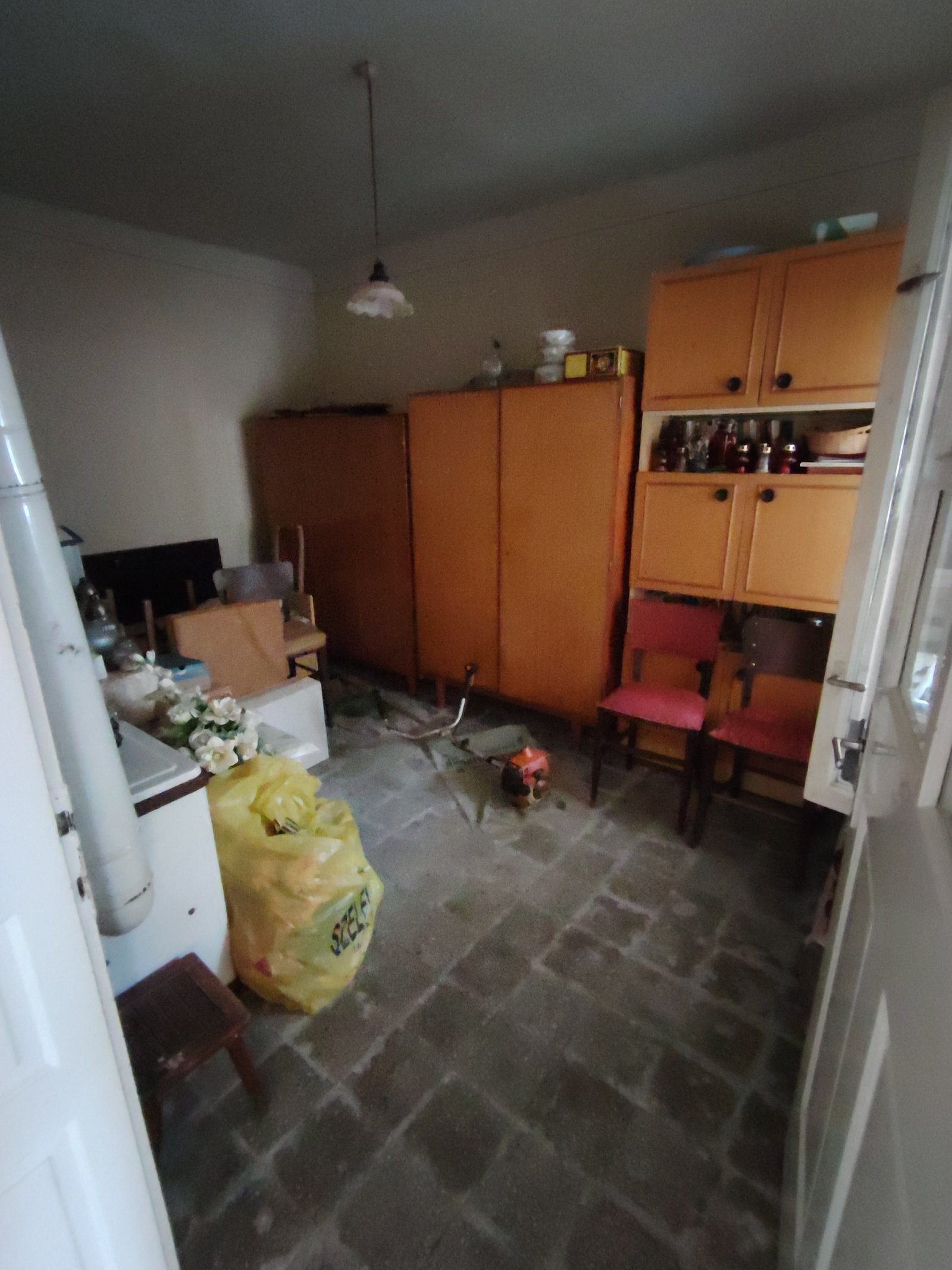 Csábító konyha lehetőséggel: vintage jelleg és tárolóékszer vár személyes érintésére!