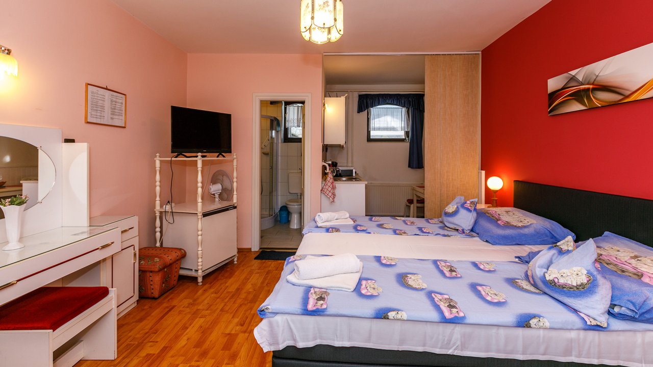 (ABAB) Hotel-Pension aan de noordoever van het Balatonmeer op een goede centrale locatie