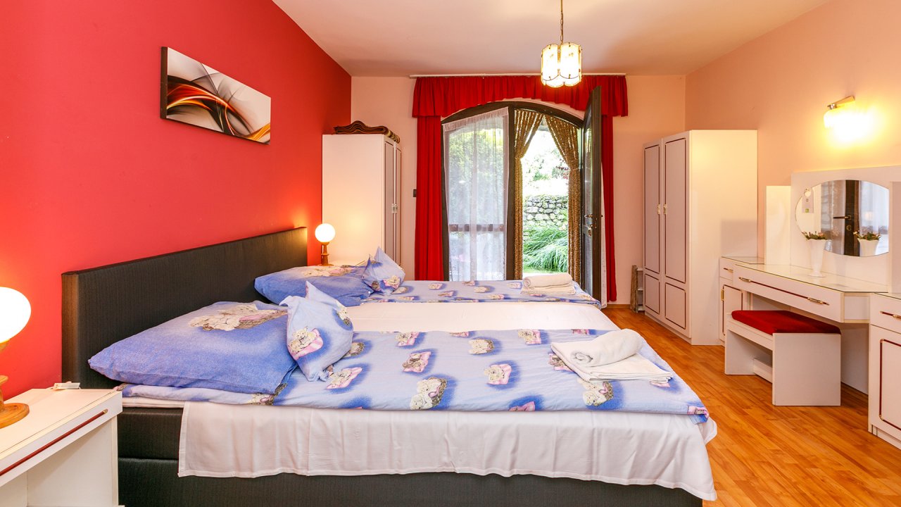 (ABAB) Hotel-Pension aan de noordoever van het Balatonmeer op een goede centrale locatie