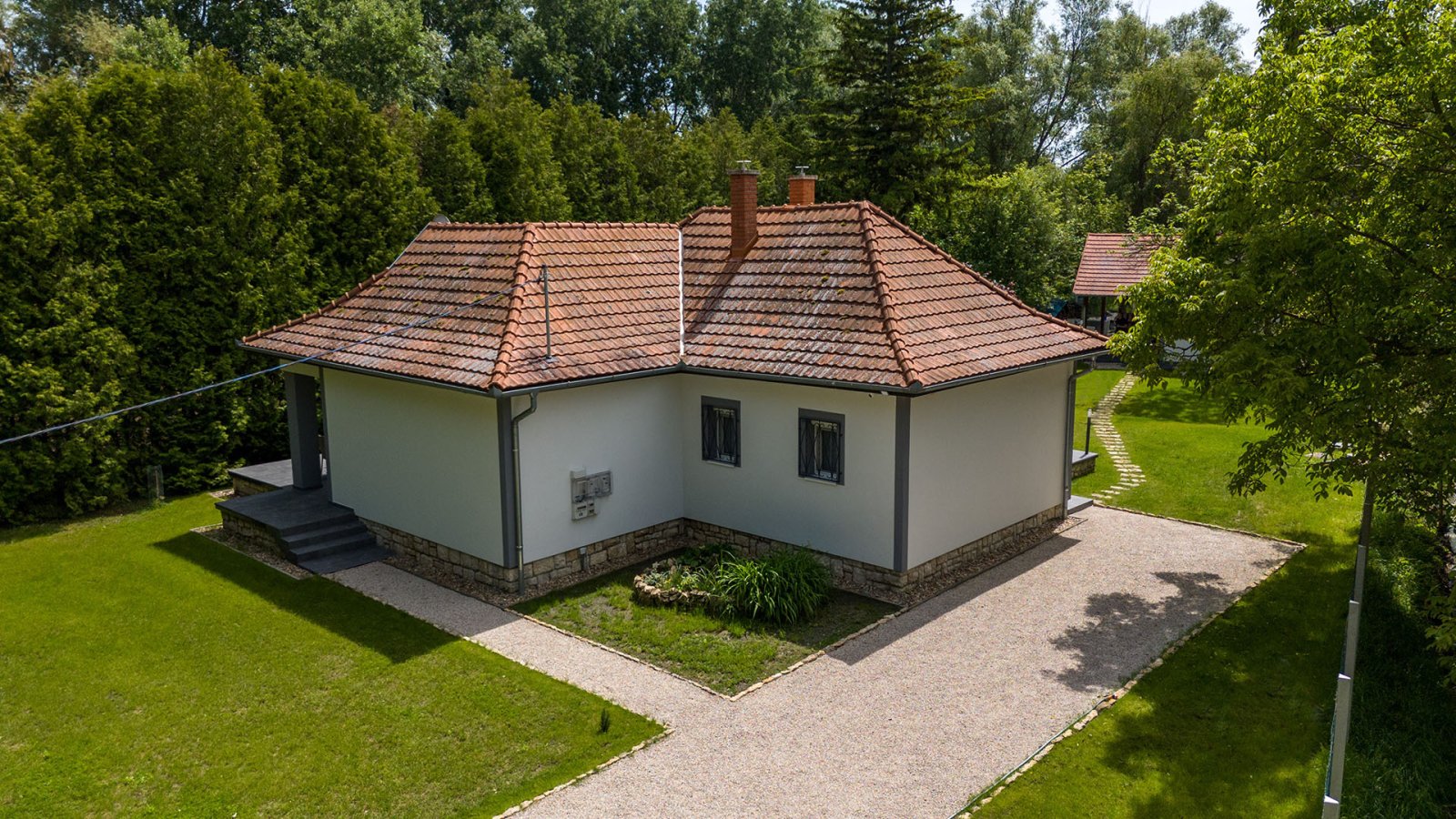 Balatonedericsen : (ABAB) Vrijstaande woning aan de noordoever van het Balatonmeer met gastenverblijf 