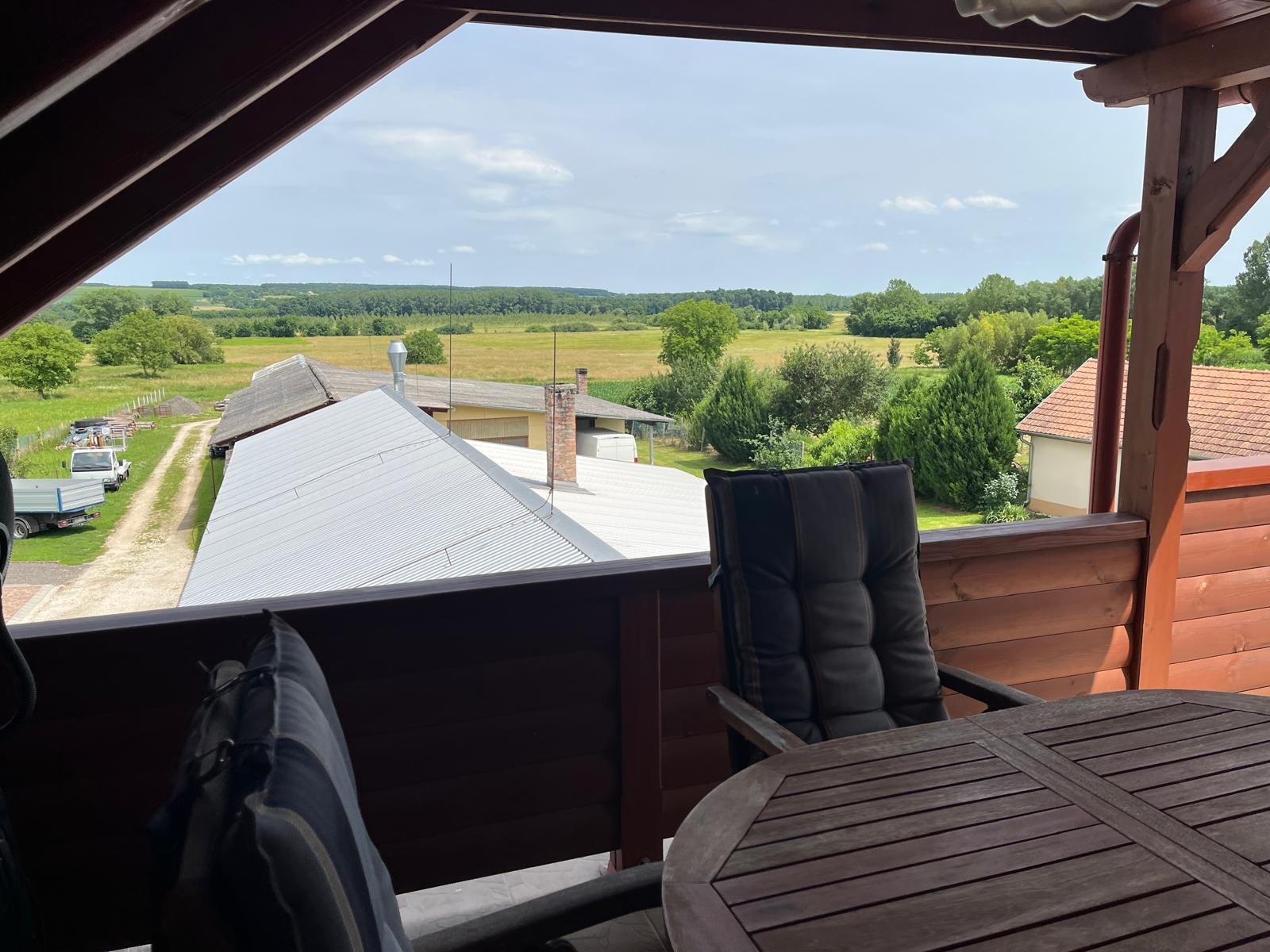 (AAAB) Timmerwerk aan het Balatonmeer met volle orderboeken en woonhuis