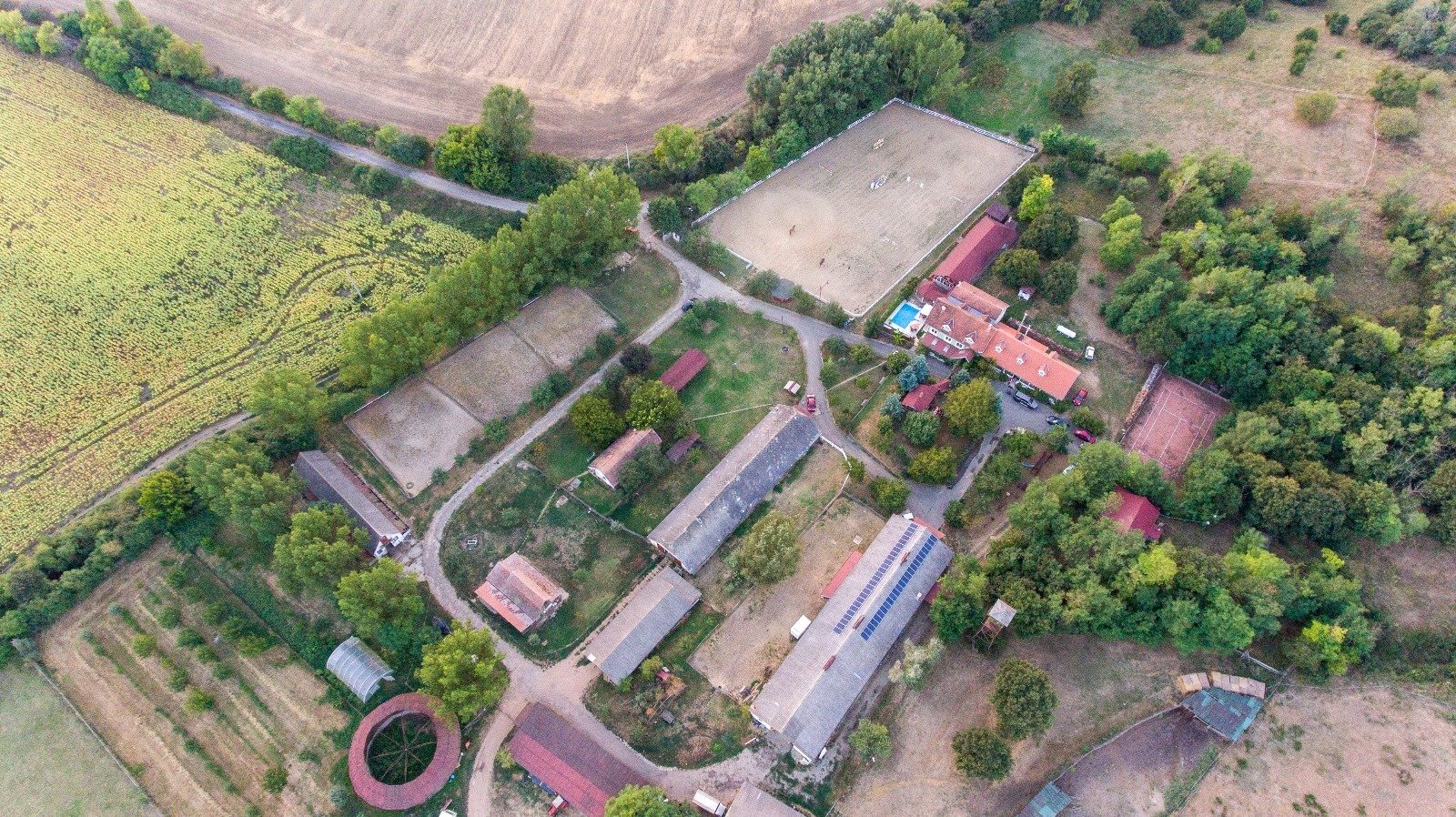 Groot paardensportcentrum in Hongarije met enorm potentieel in het verzorgingsgebied van Boedapest (A-A)