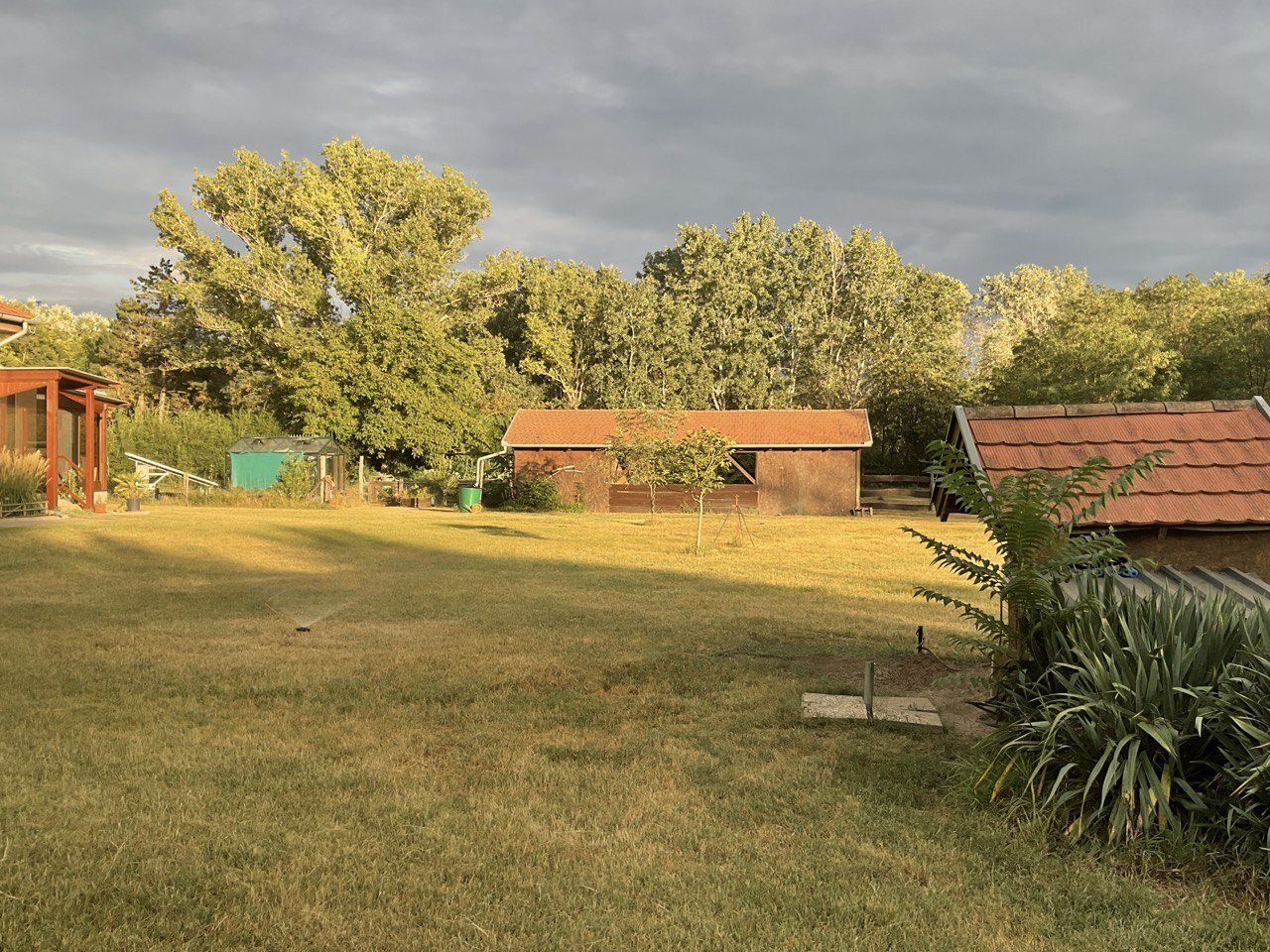 Boerderij met 3 woningen en bijgebouwen en 8,3 hectare grond