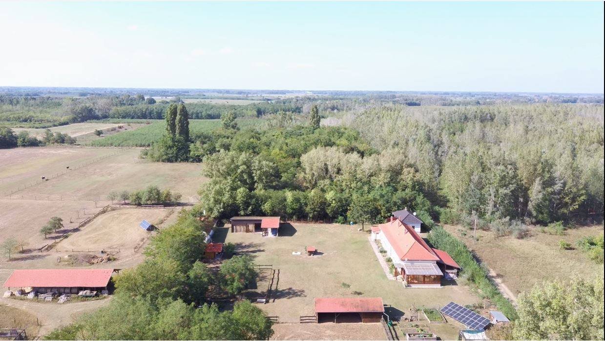 Kaskantyu: Boerderij met 3 woningen en bijgebouwen en 8,3 hectare grond 