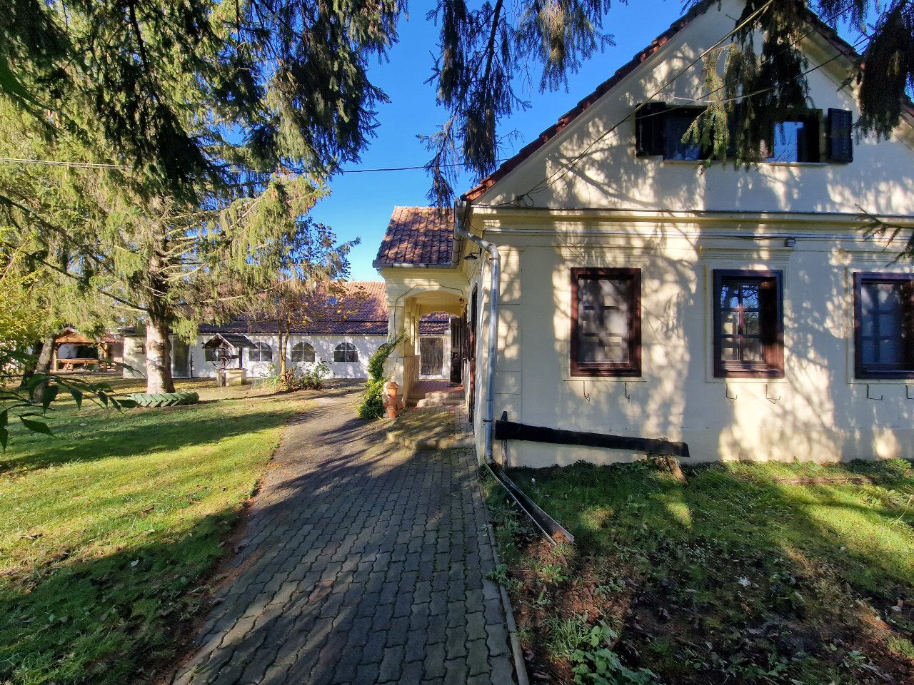 bei Lenti: (ABAB) Jeugdinternaat, sportinternaat, vakantiekamp of? 