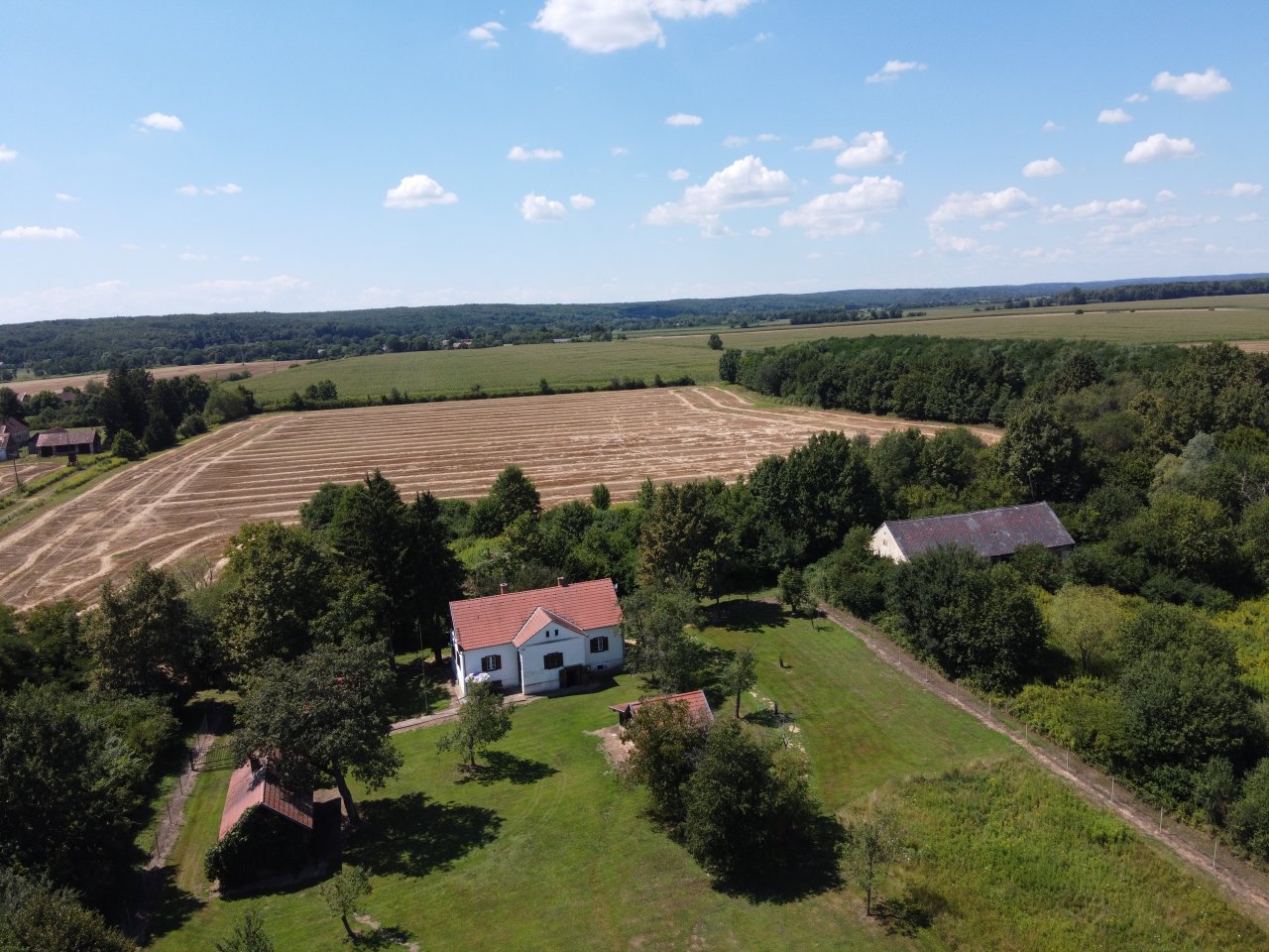 bei Magyarföld: Gerenoveerd landhuis met groot terrein, ideaal voor paardenbezitters en rustzoekers 