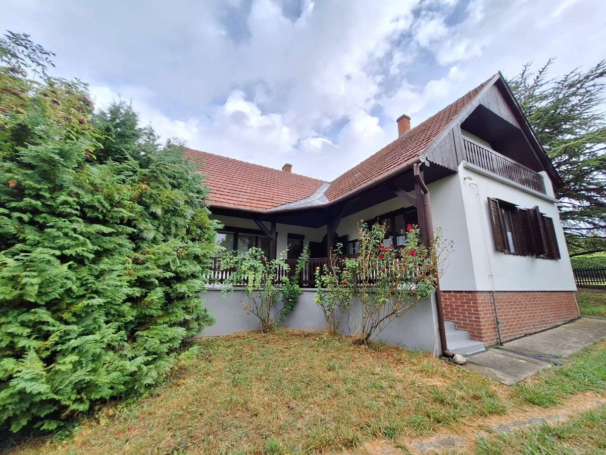 Gyenediás: (AAA) Groot landhuis op een rustige locatie aan de noordkust 