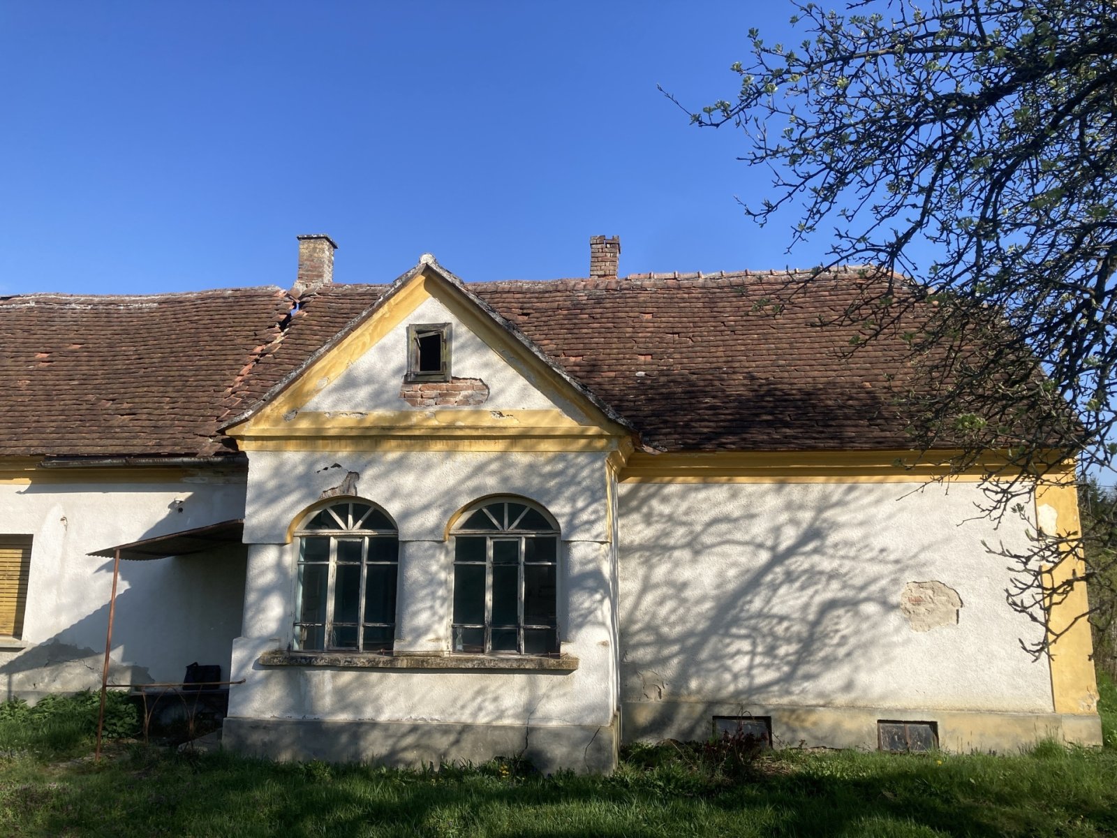 Kisrákos: Een object met goede voorzieningen, inclusief een huis en een schuur. 