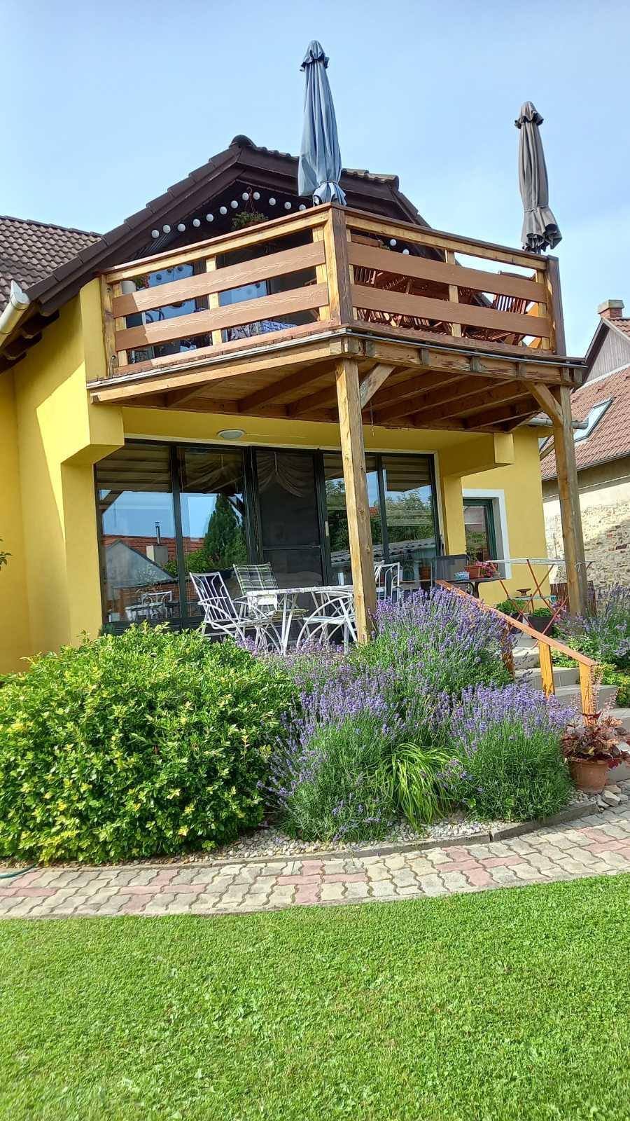 Veszprém: Halfvrijstaande woning in een rustig deel van de stad, met uitzicht op het kasteel 