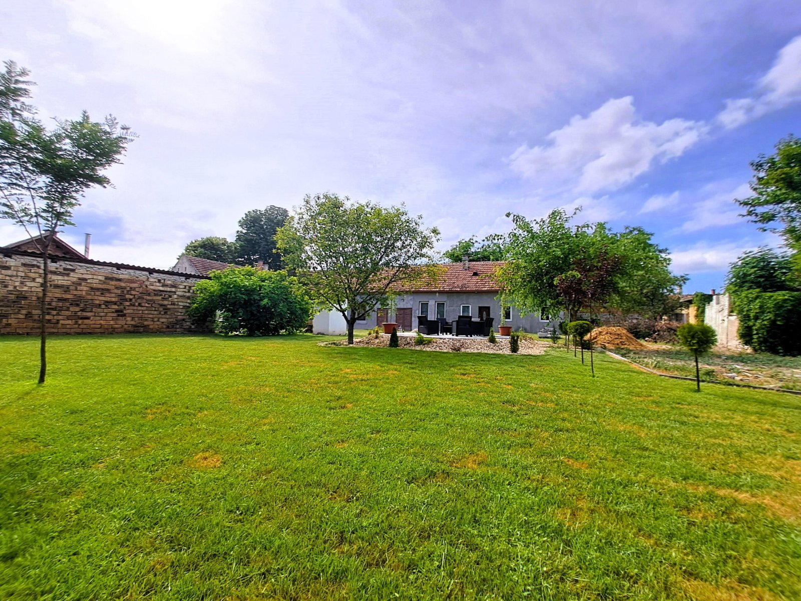 Kiskunhalas: Driegezinswoning, een meergeneratiehuis in een rustige straat. 