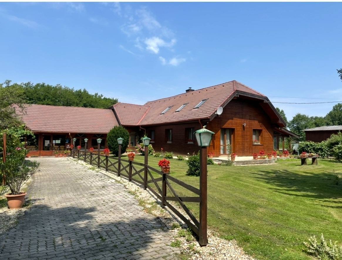 Bajánsenye: Twee huizen, een privémeer en een enorm landgoed. 