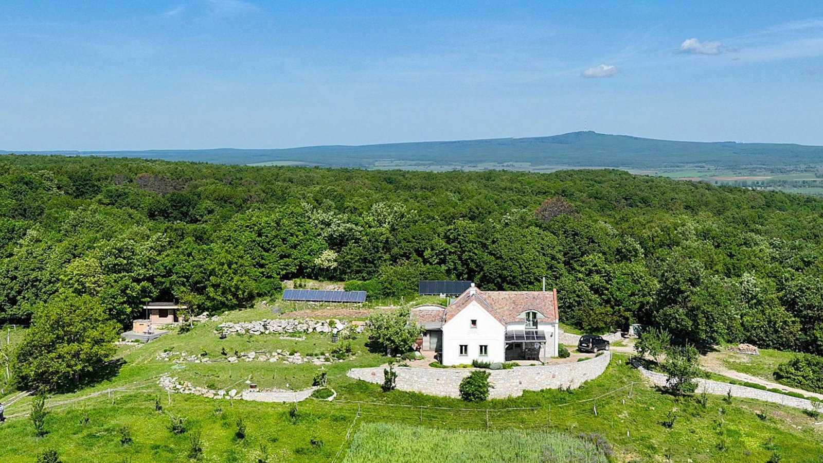 bei Balatonszőlős: Deze uitzonderlijke woningen combineren natuur, rust, comfort en onafhankelijkheid, verdeeld over drie percelen. 