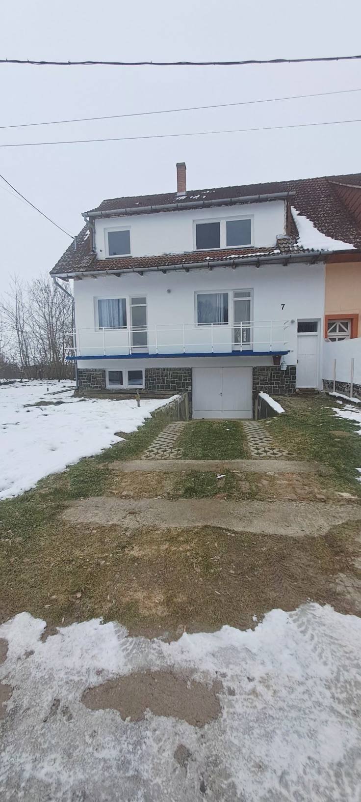 Kehidakustány: Een halfvrijstaande woning met drie verdiepingen in een rustige doodlopende straat. 