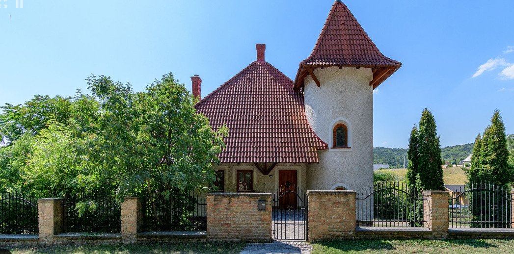 Balatongyörök: Aan de noordoever van het Balatonmeer, naast het bos, een volledig ingerichte villa. 