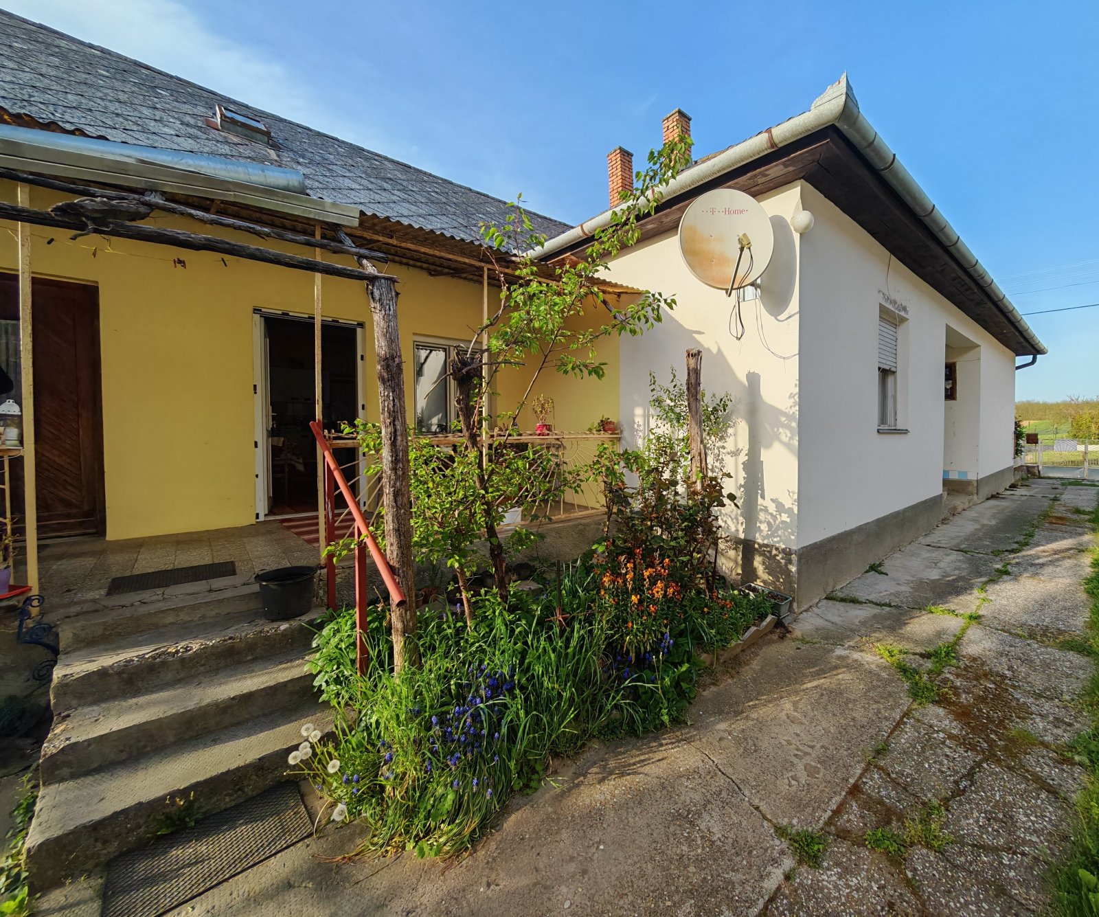 Buzsák: Gedeeltelijk gerenoveerde vrijstaande woning op een rustige locatie. 