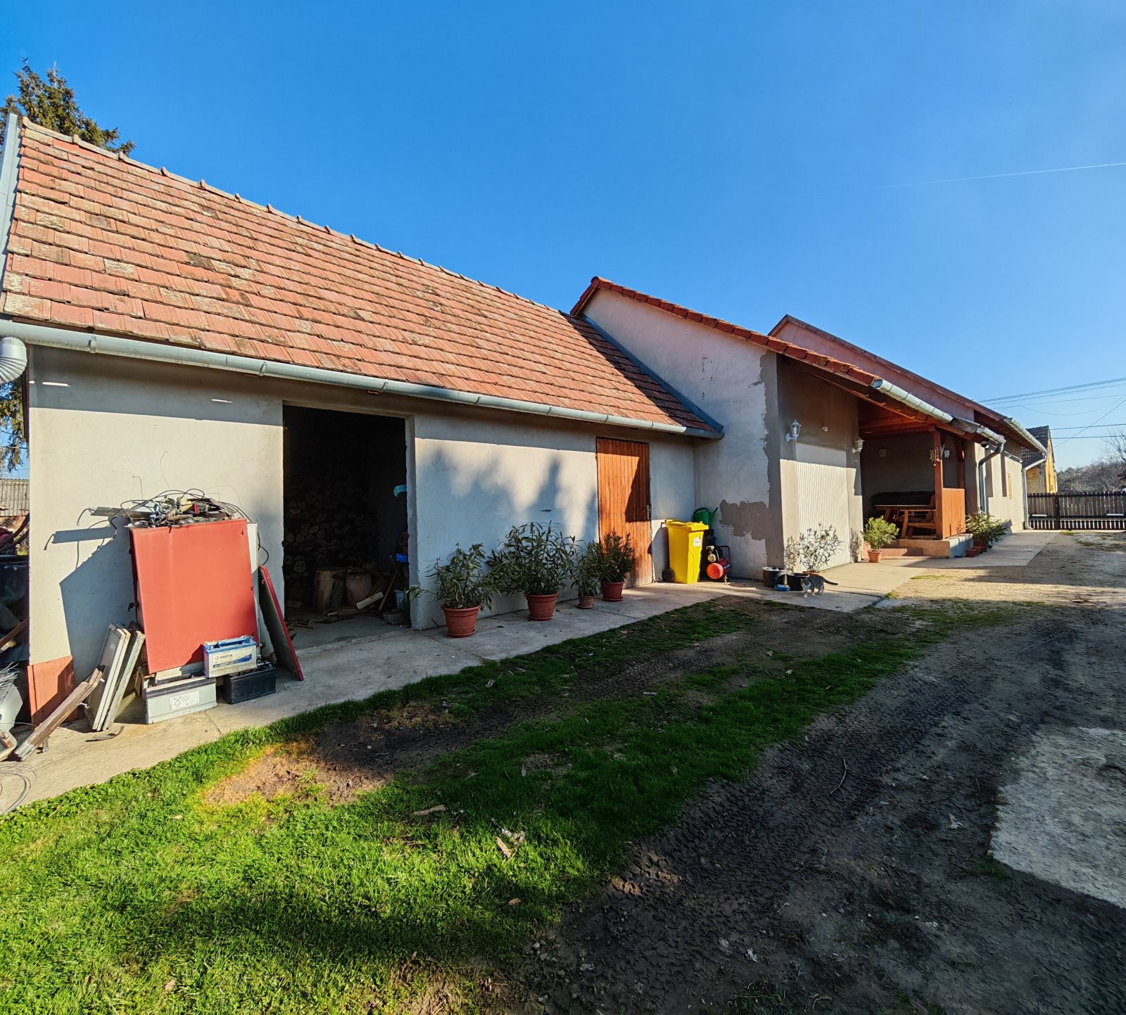 Mesztegnyő: Vrijstaande woning in een rustige zijstraat. 