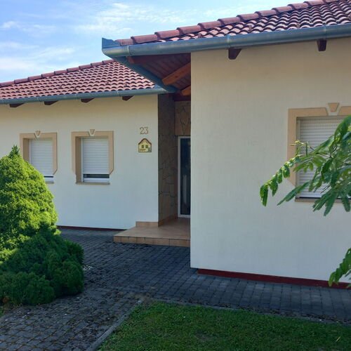 Kehidakustány: Vrijstaande woning met drie appartementen nabij het Balatonmeer 