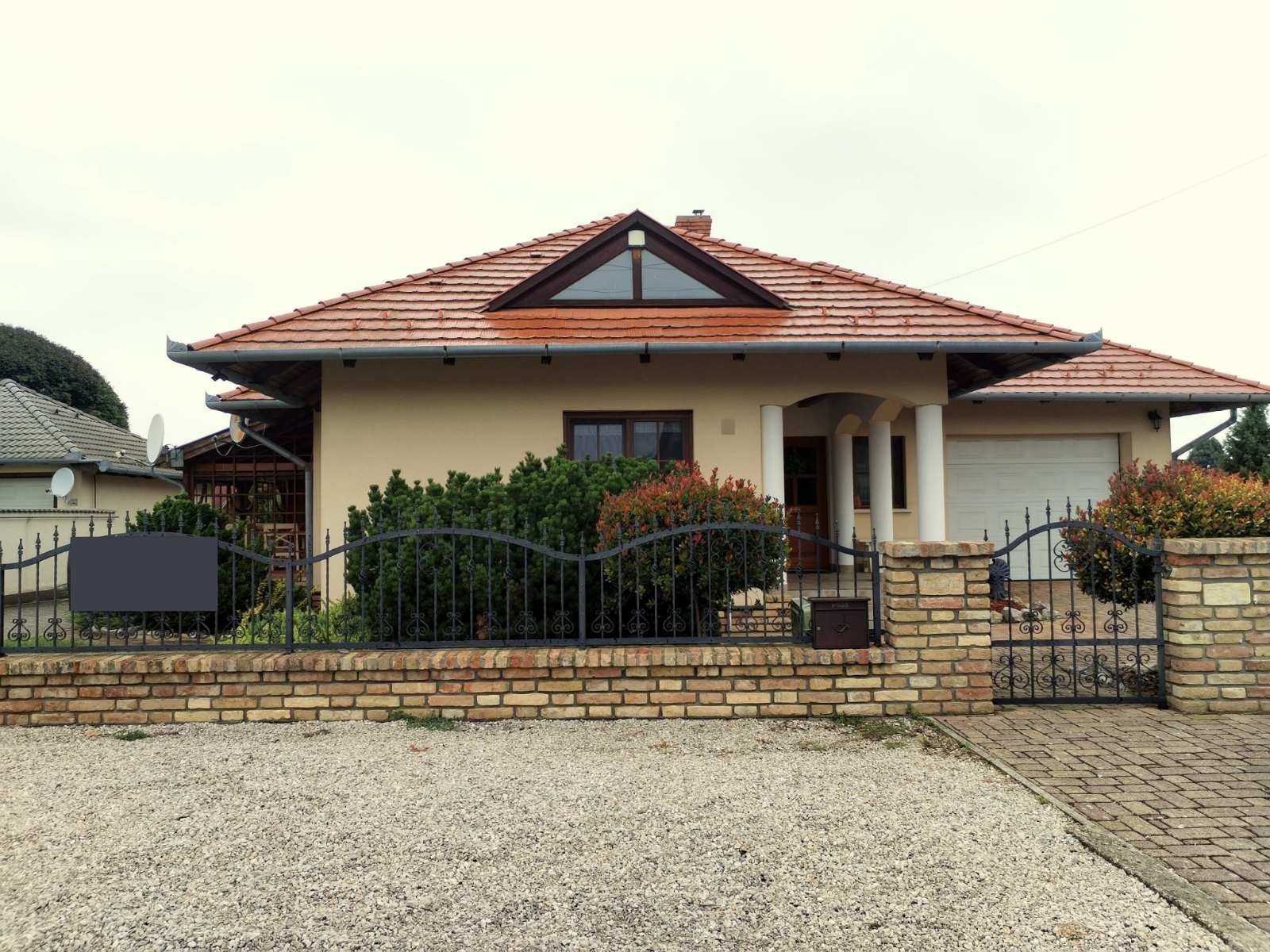 Balatonberény: Unieke, stijlvolle vrijstaande woning op 800 meter van de oever van het Balatonmeer. 