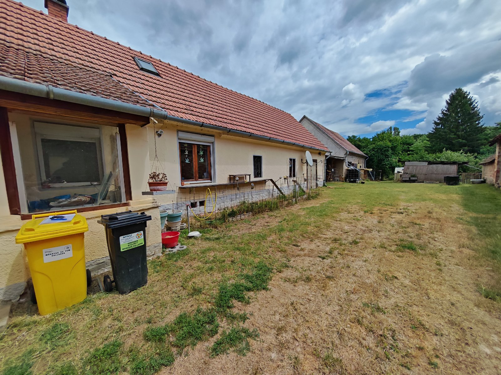 Somogyzsitfa: Huis dat renovatie behoeft, gelegen in een rustige en harmonieuze omgeving. 