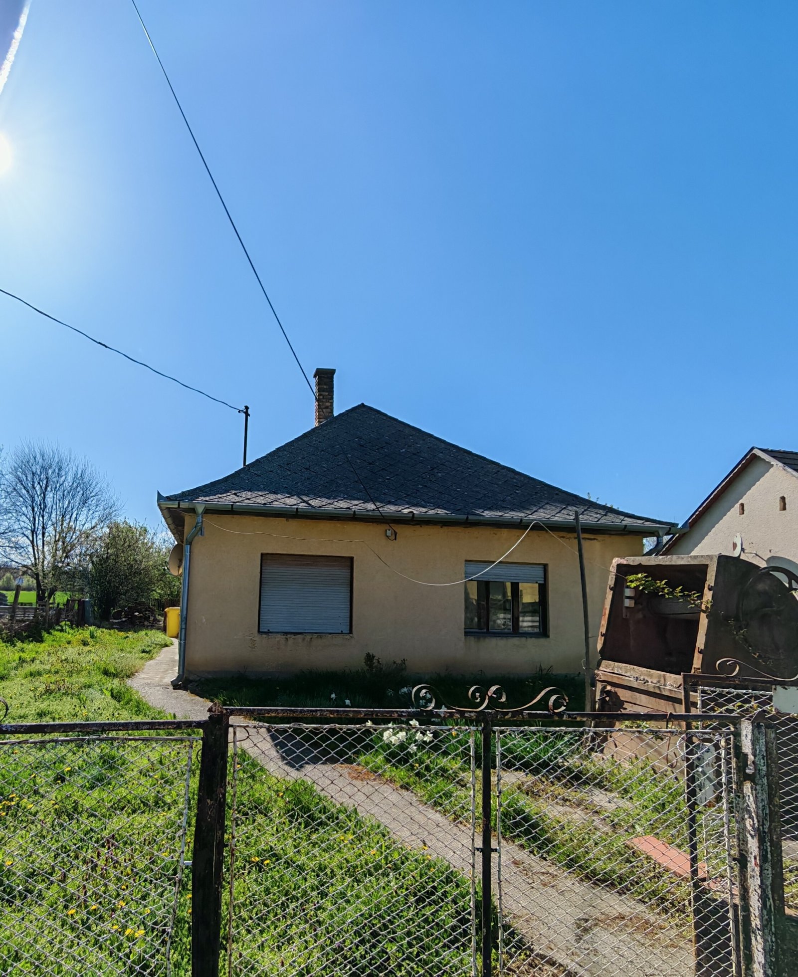 Hács: Huis dat renovatie behoeft, gelegen in een rustige en harmonieuze omgeving. 