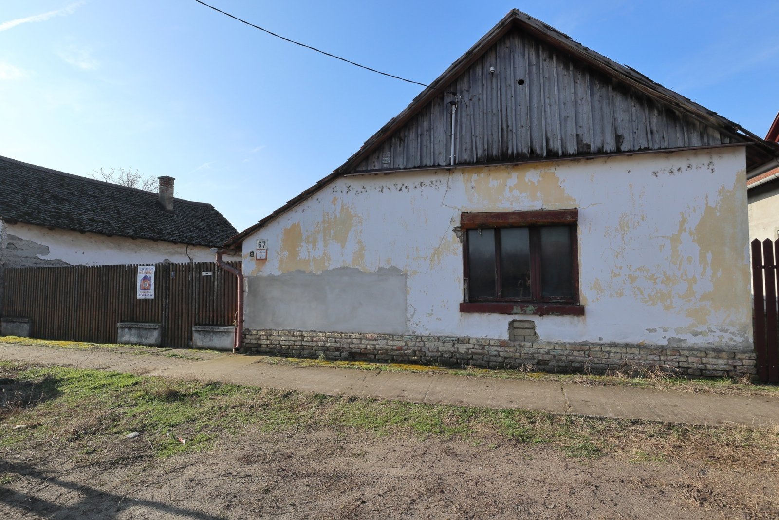 Sándorfalva: Huis dat renovatie behoeft, gelegen in een rustige en harmonieuze omgeving. 