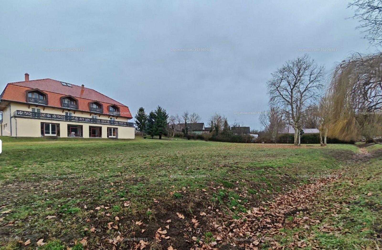 Látrány: Vrijstaande woning met meerdere verdiepingen in een rustige, kindvriendelijke buurt. 