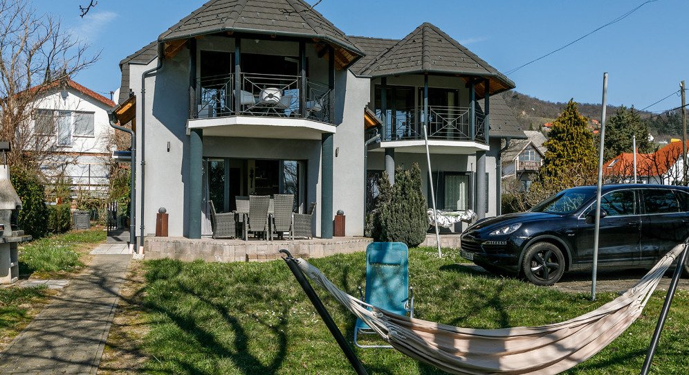 Badacsonyörs: Stijlvol gerenoveerde halfvrijstaande woning met panoramisch uitzicht op het Balatonmeer. 