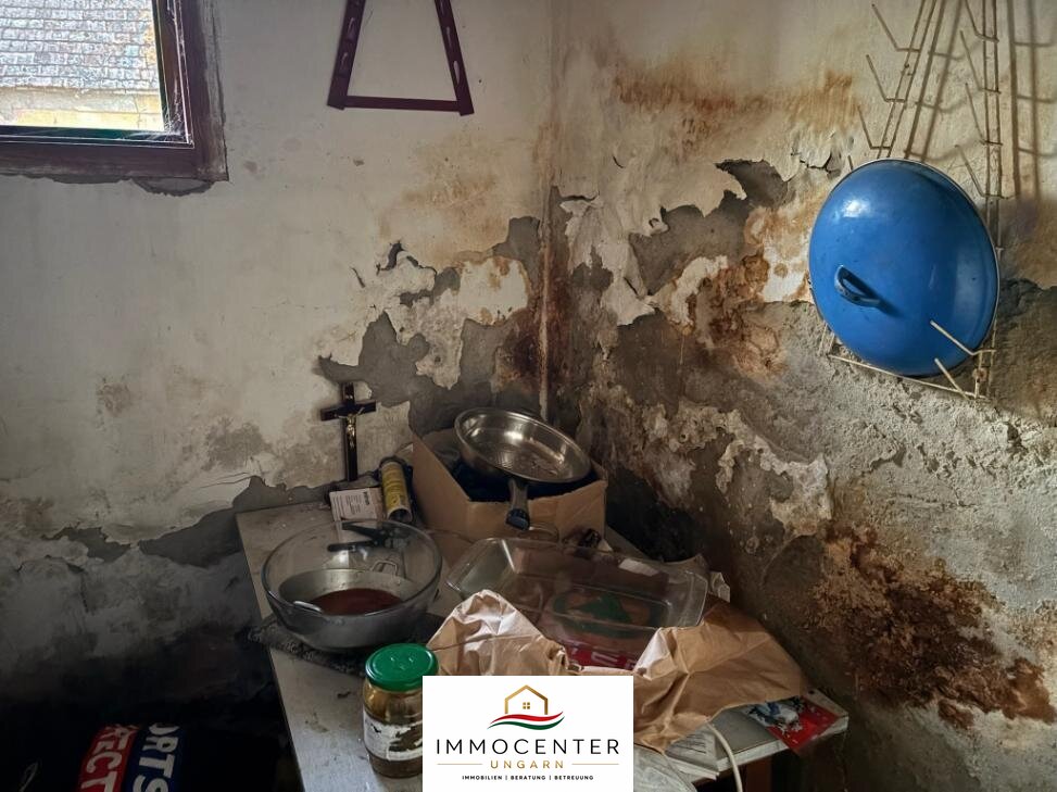 Huis dat renovatie behoeft, gelegen in een rustige en harmonieuze omgeving.