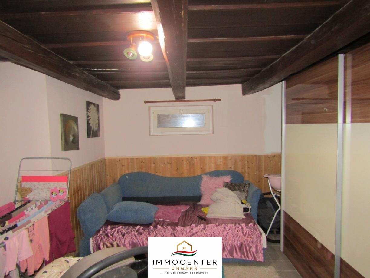 Huis dat renovatie behoeft, gelegen in een rustige en harmonieuze omgeving.