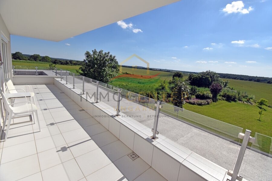 Exclusieve woning met een panoramisch uitzicht van 180 graden, dicht bij de stad en de thermale baden.